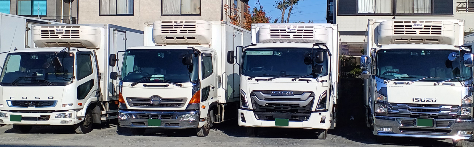 トラックが倉庫から出るヒーロー画像